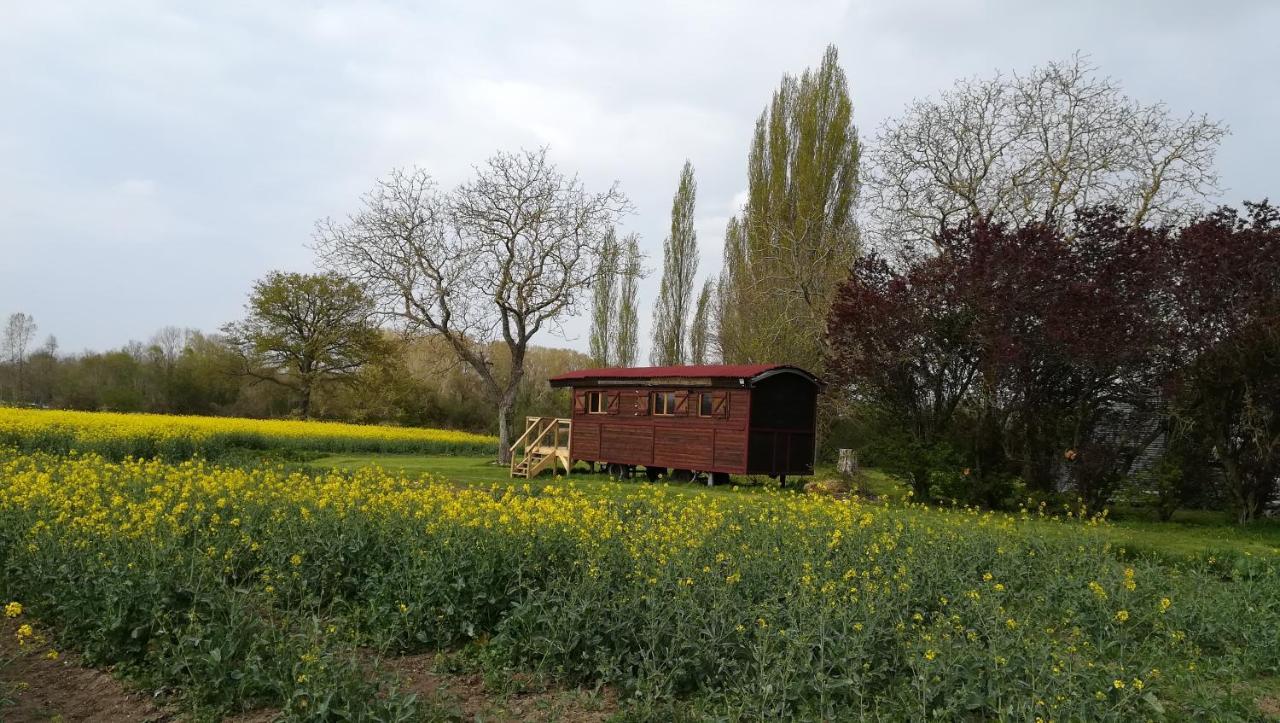 La Ferme De L'Isle Et Sa Roulotte Panzió Avaray Kültér fotó