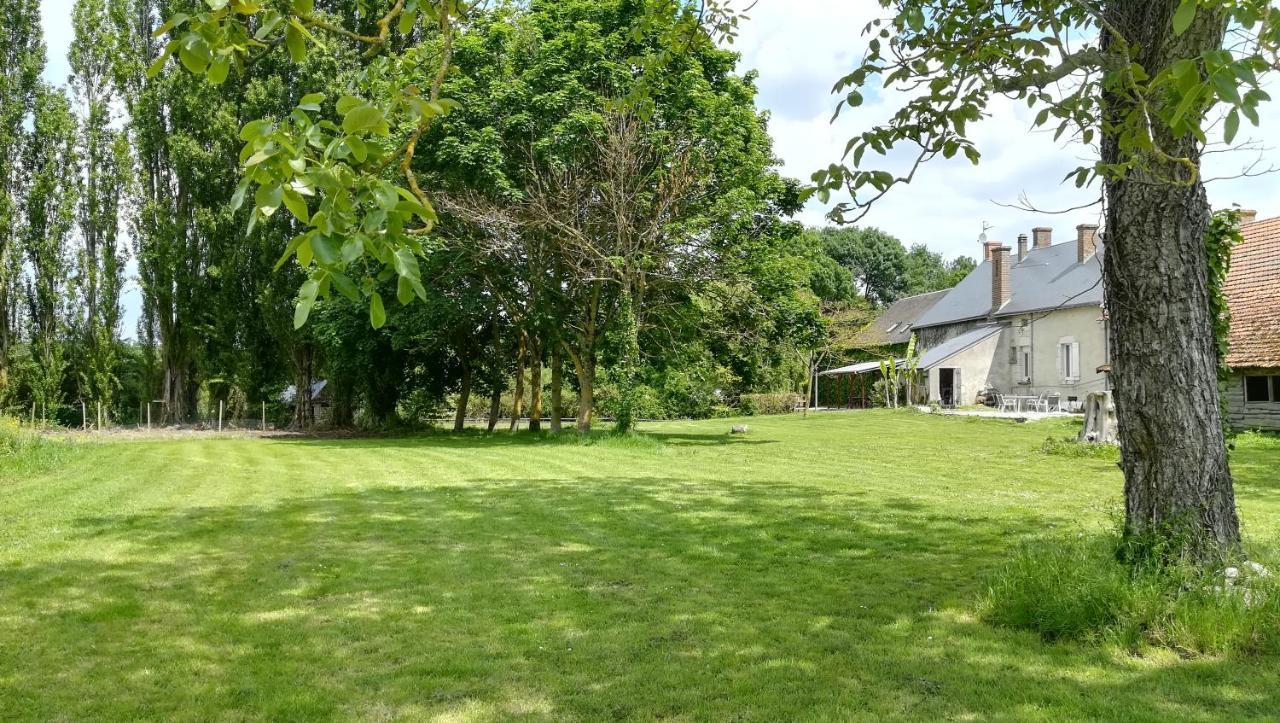 La Ferme De L'Isle Et Sa Roulotte Panzió Avaray Kültér fotó