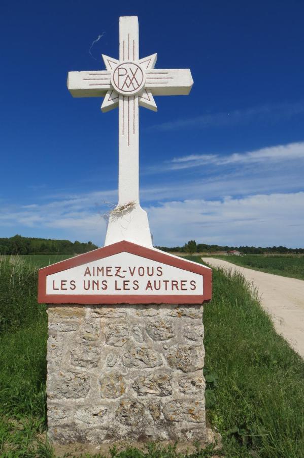 La Ferme De L'Isle Et Sa Roulotte Panzió Avaray Kültér fotó