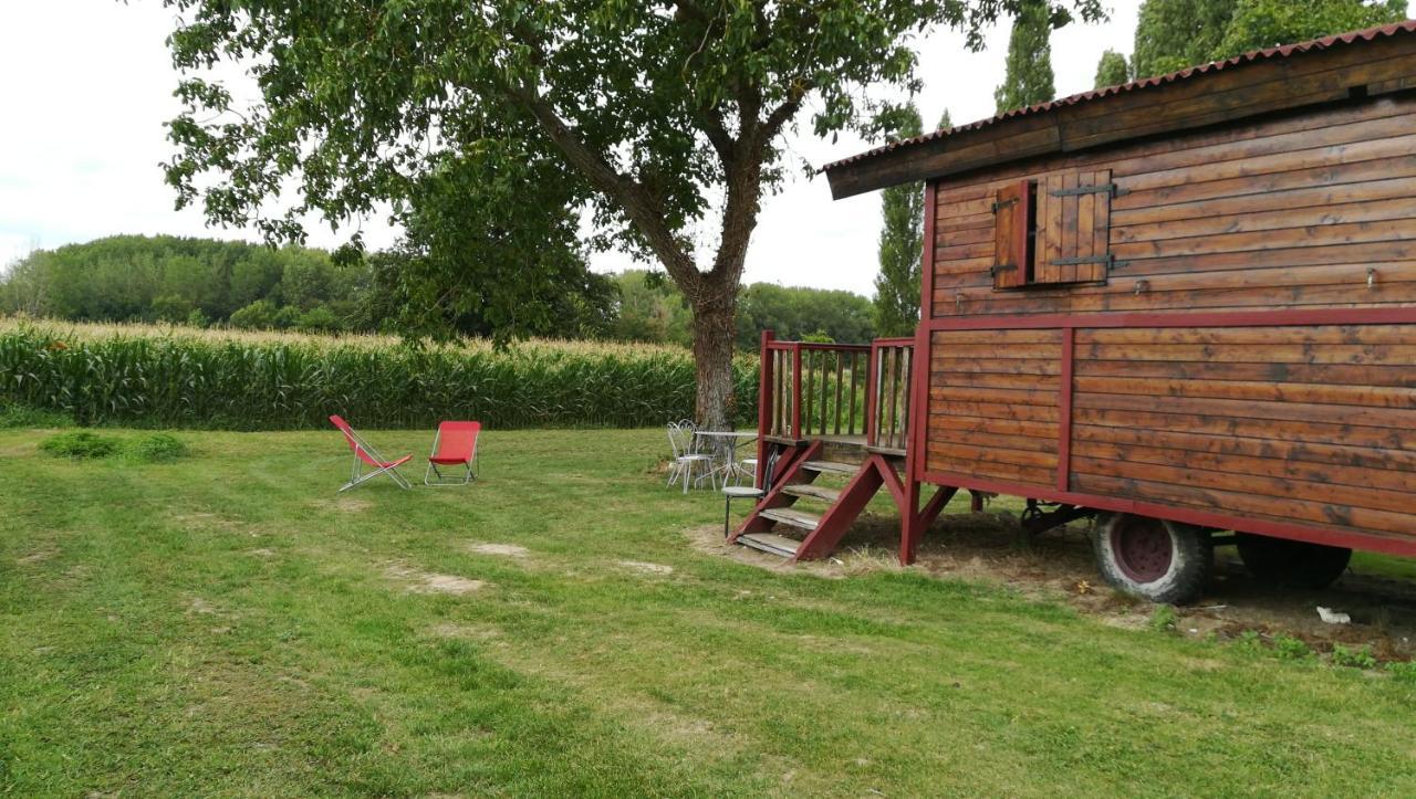 La Ferme De L'Isle Et Sa Roulotte Panzió Avaray Kültér fotó