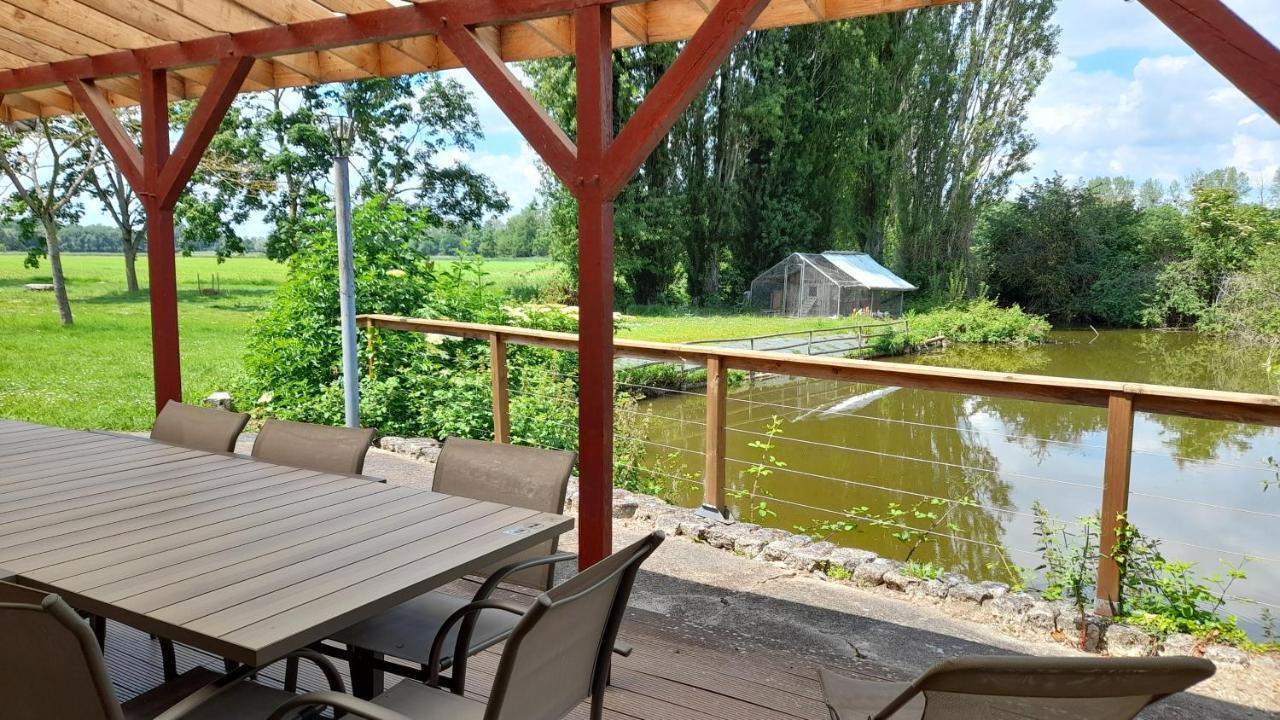 La Ferme De L'Isle Et Sa Roulotte Panzió Avaray Kültér fotó