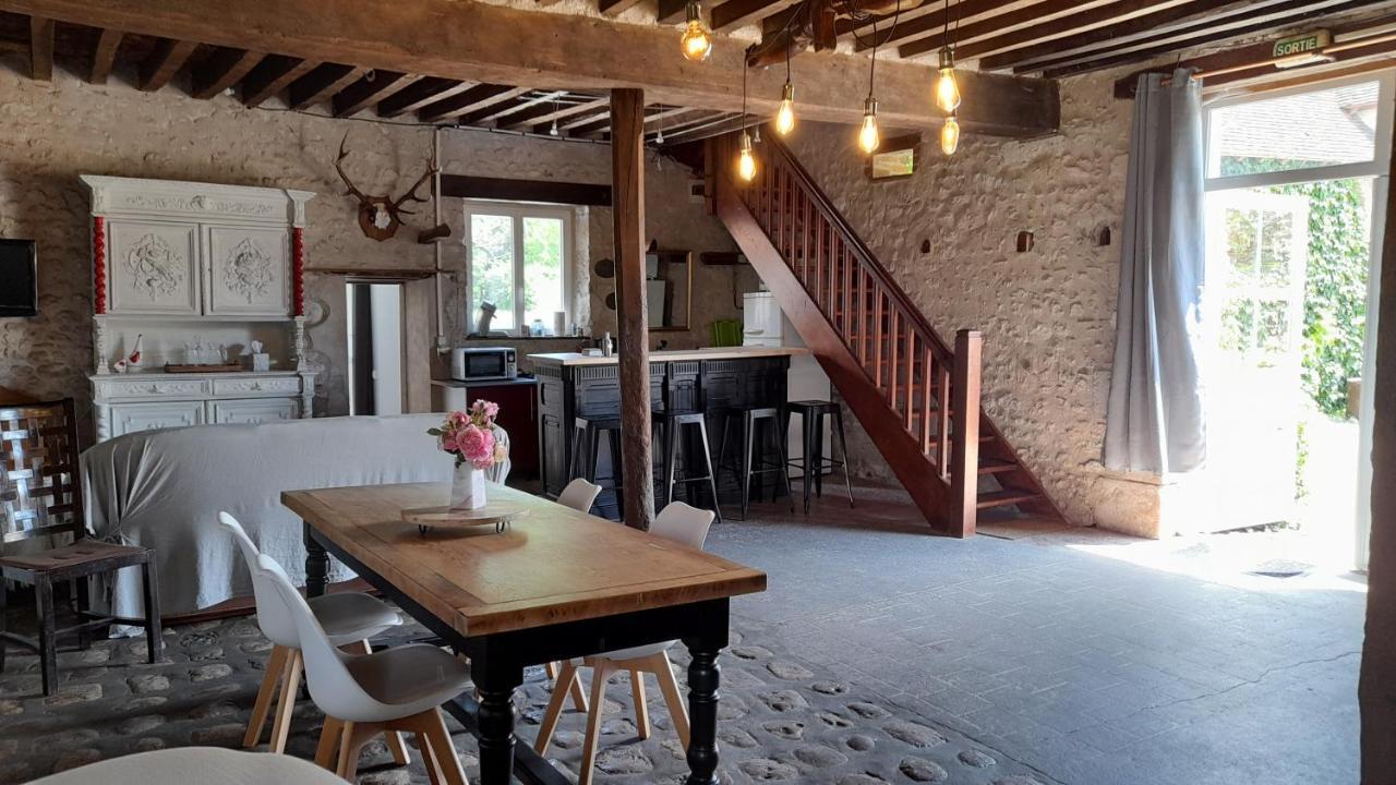 La Ferme De L'Isle Et Sa Roulotte Panzió Avaray Kültér fotó